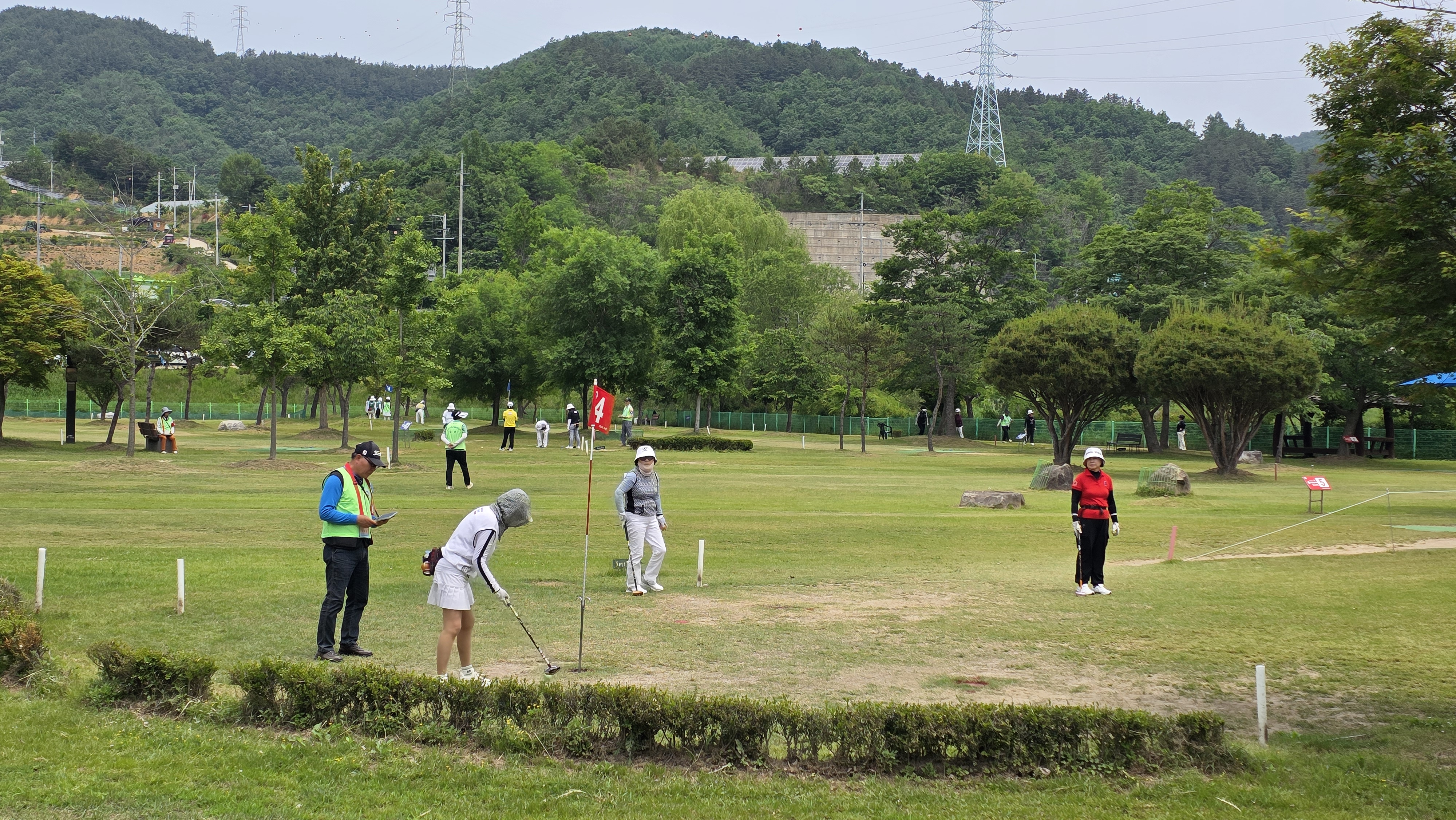 (사진03)_제11회_진안_홍삼배_전국파크골프_대회_참가_선수들이_신중하게_경기에_임하고_있다_-시기오_기자.jpg
