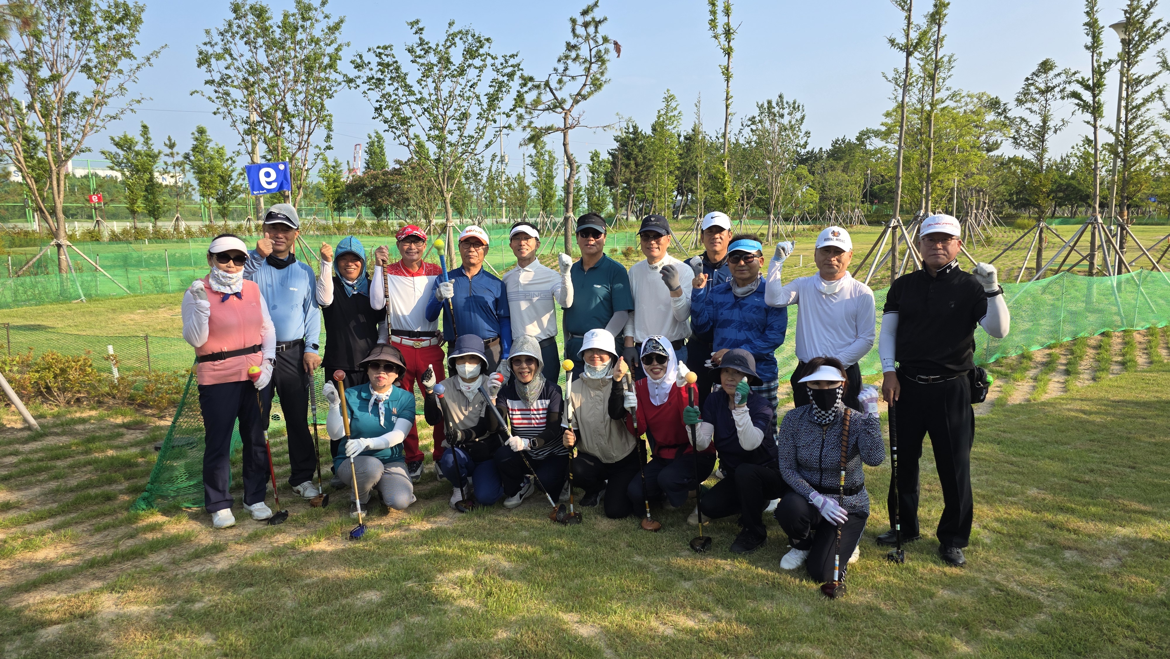 (사진02)_시범_운영_중인_생말_체육공원에서_파이팅을_외치는_군산시_파크골프협회_회원들-시기오_기자.jpg